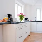 Sanders Penny - Lovely Two-bedroom In The Middle Of Action Apartman *